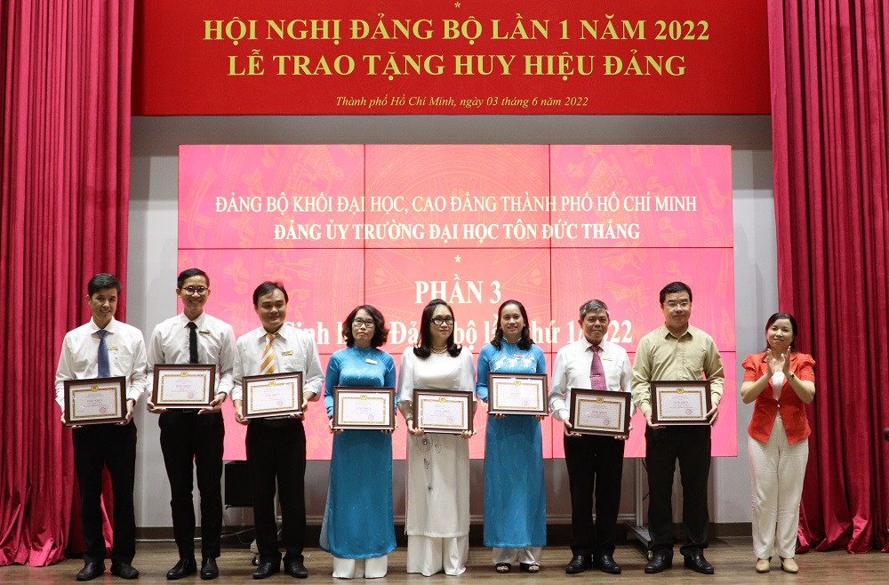 Khen thưởng cho các đảng viên hoàn thành xuất sắc nhiệm vụ năm 2021.