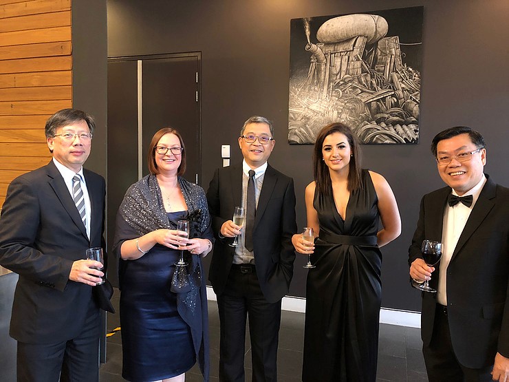 GS. Nguyễn Văn Tuấn chụp hình với các đồng nghiệp tại UTS sau khi nhận Giải thưởng  