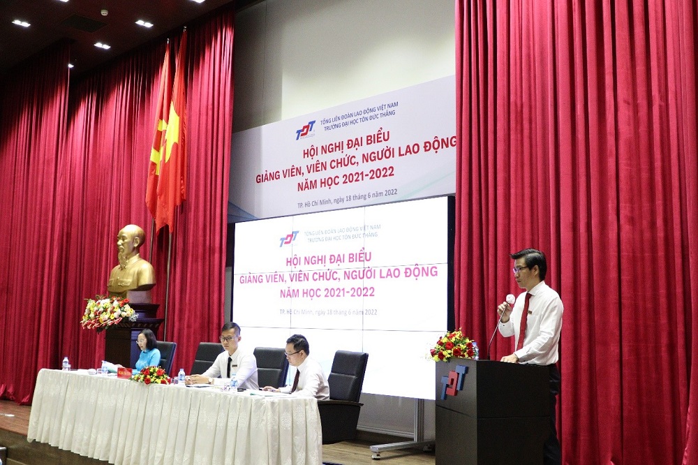 TS. Trần Trọng Đạo trình bày báo cáo kết quả thực hiện nhiệm vụ năm học 2020-2021