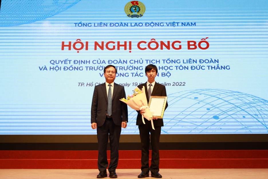 Dr. Vu Anh Duc - Chairman of the University Council presented the decision to appoint Dr. Vo Hoang Duy as the Vice President of TDTU.