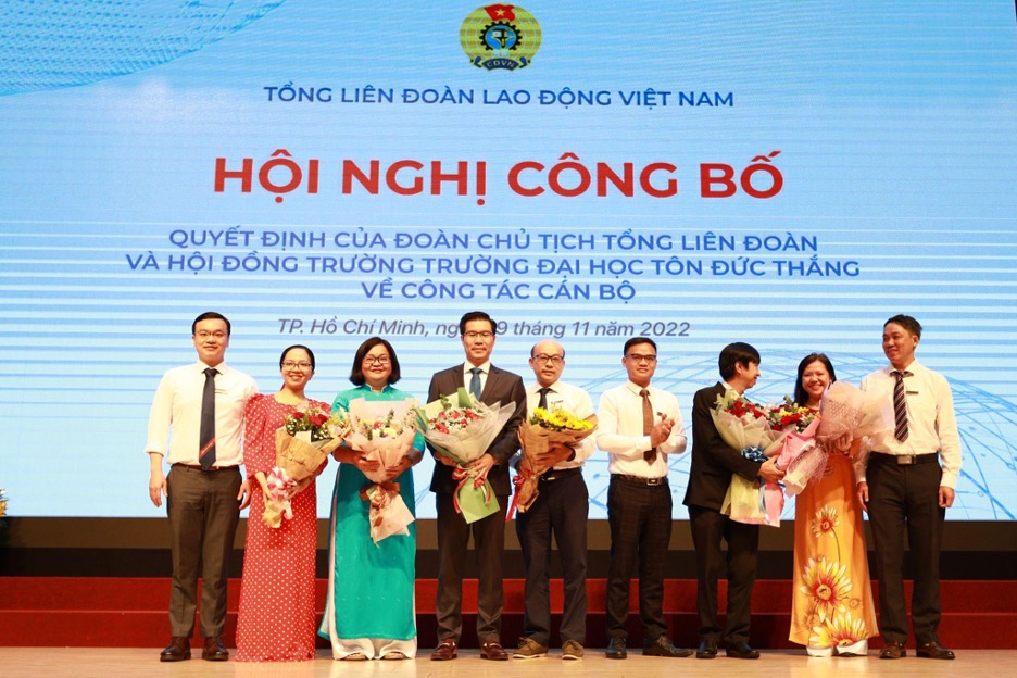 Representatives of lecturers and staff giving flowers to congratulate the new President and Vice President.