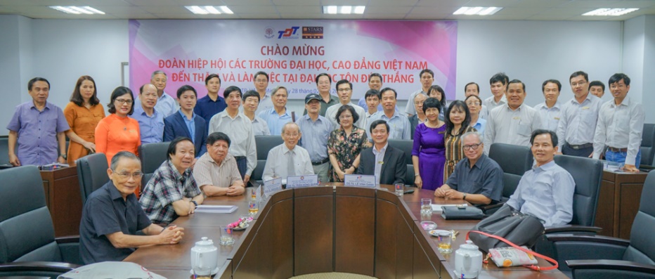 TDTU tặng quà và chụp hình lưu niệm với Đoàn