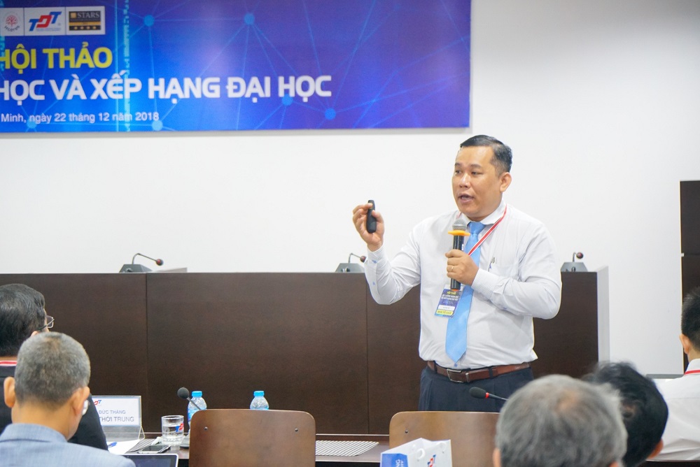 Dr. Le Van Ut presenting how to use the Web of Science database