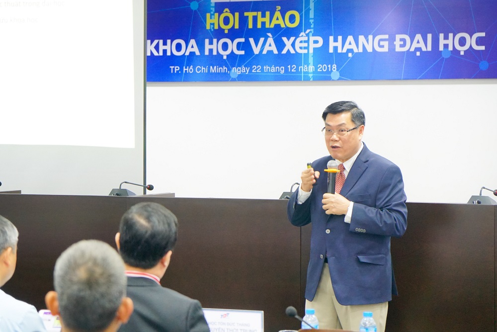 Prof. Nguyen Van Tuan introducing the benchmarks for a scientist