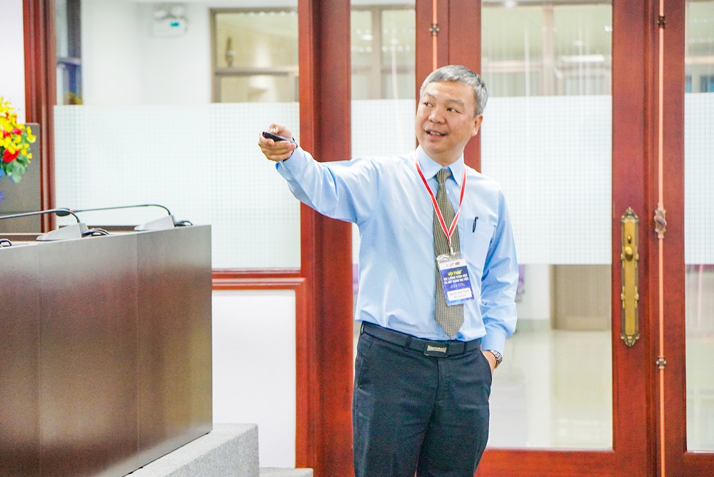Dr. Nguyen Quoc Chinh presenting the Issues in the application of the world’s ranking systems to Vietnam
