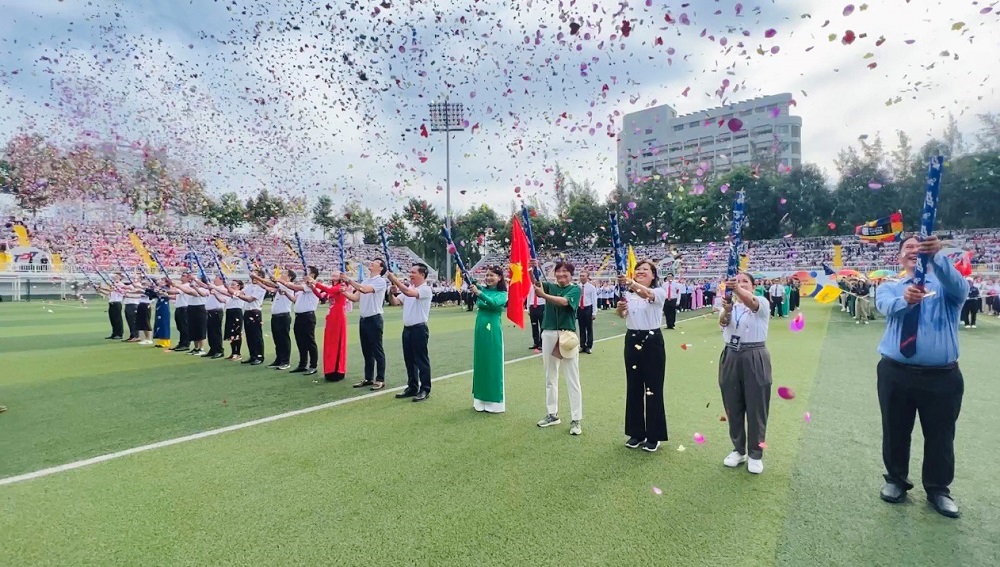 Lãnh đạo Nhà trường thực hiện nghi thức bắn pháo hoa khai mạc.