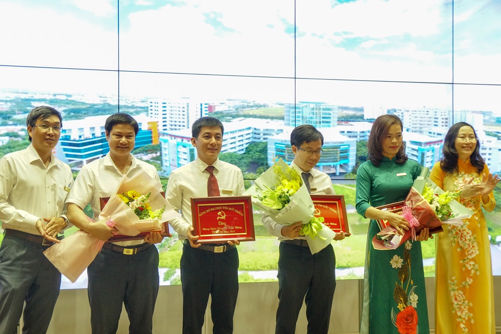 Trao khánh vàng cho các đảng viên tròn 10, 15, 20, 25, 40, 45 tuổi Đảng.