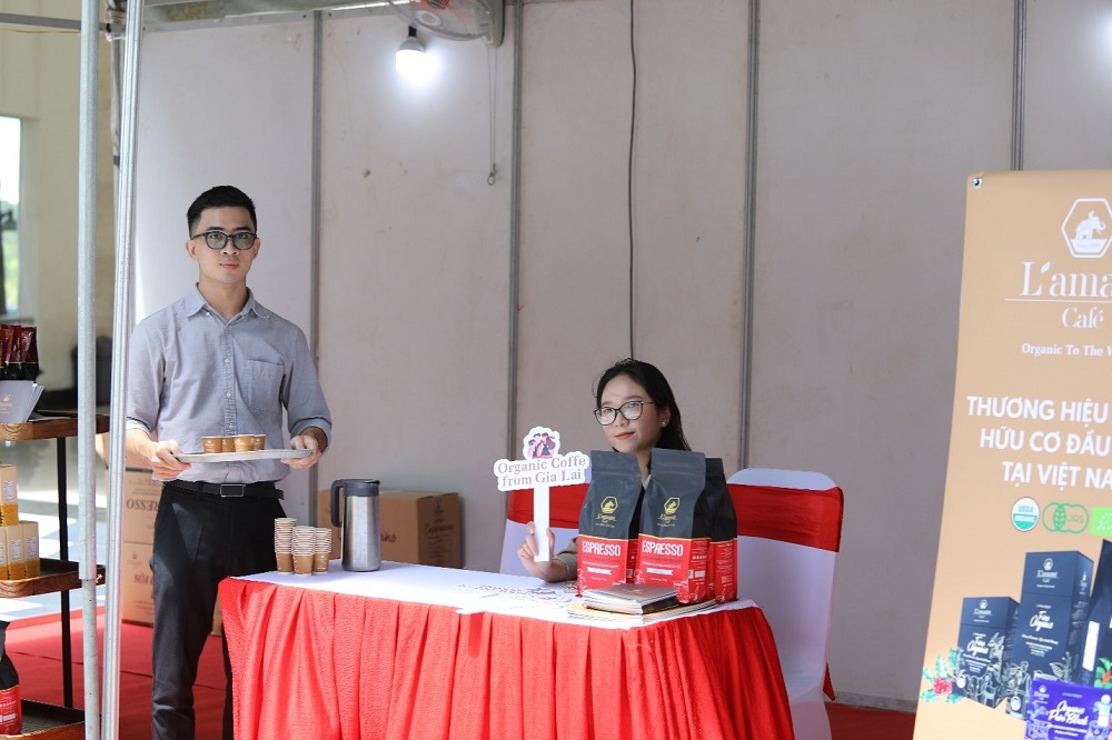 Các doanh nghiệp giới thiệu sản phẩm tại diễn đàn.