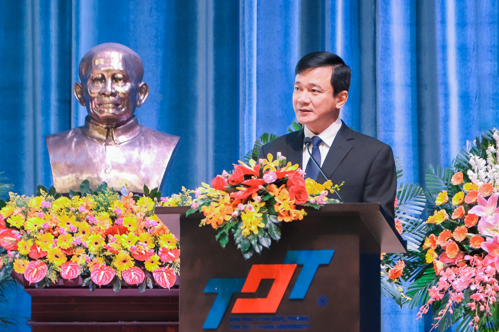 GS. Lê Vinh Danh đọc diễn văn khai mạc…