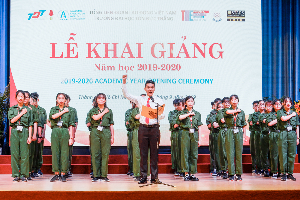 Tân sinh viên thực hiện Nghi thức tuyên thệ thực hiện tốt Ba nội dung đạo đức