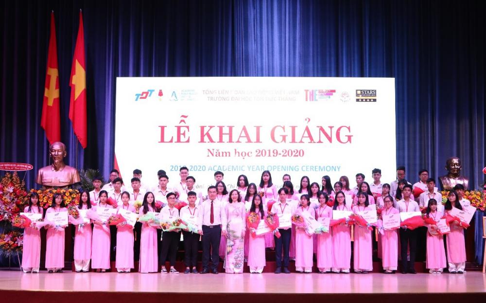 Khen thưởng cho sinh viên có thành tích học tập và rèn luyện tốt Năm học 2018-2019