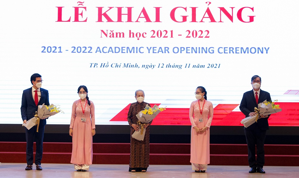 Sinh viên tặng hoa cho đại diện Hội đồng sáng lập, Hội đồng trường và Ban Giám hiệu.