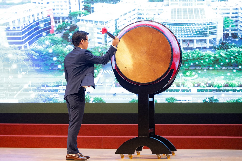 TS.Trần Trọng Đạo khai trống chào năm học mới.