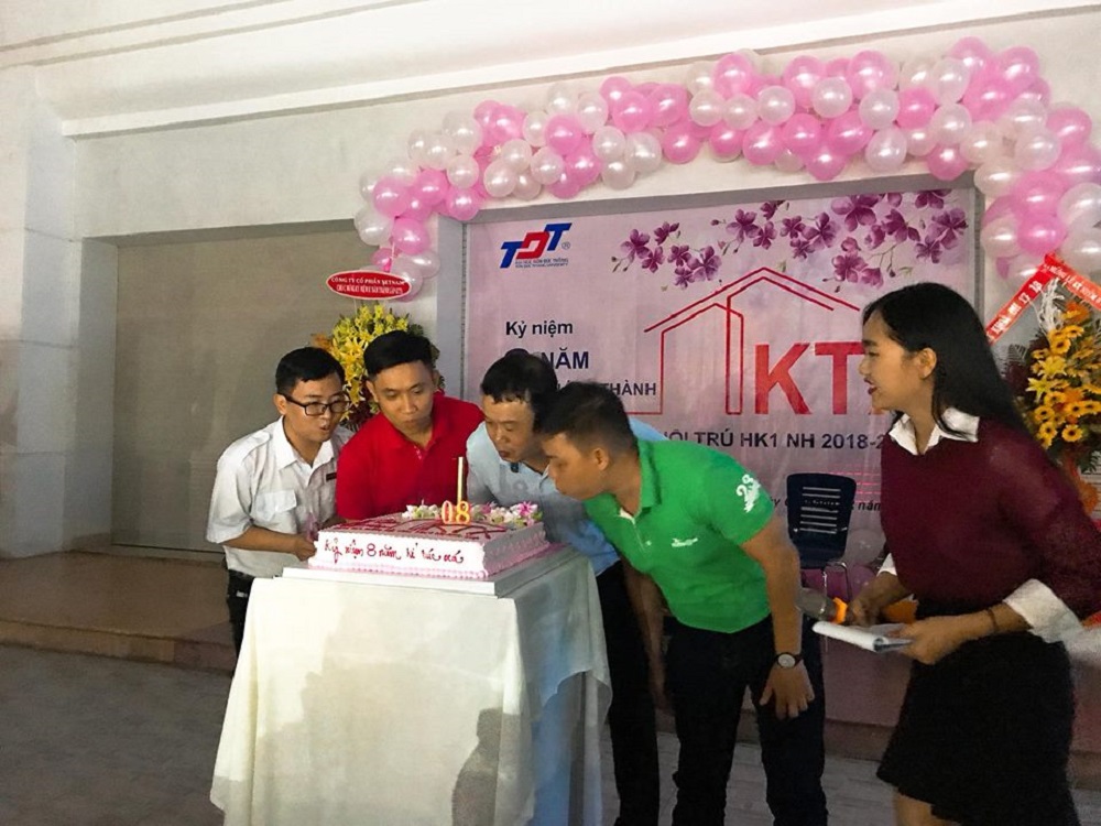 Thầy Nguyễn Đức Hiếu cùng đại diện nhà trường, công ty Netnam thổi nến, cắt bánh kỷ niệm