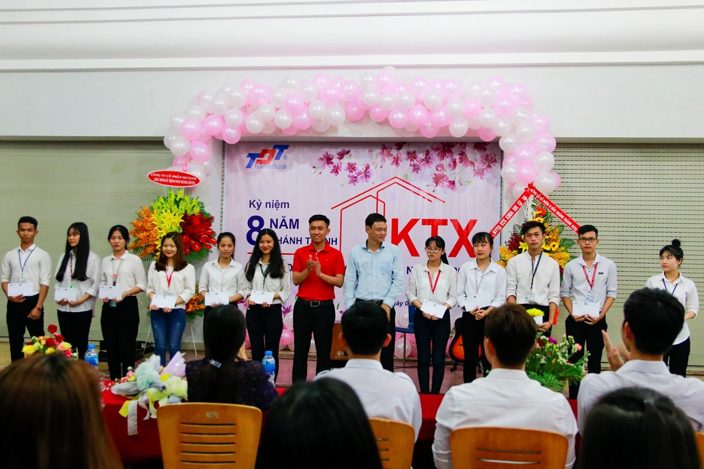 Trao học bổng cho các bạn sinh viên nội trú