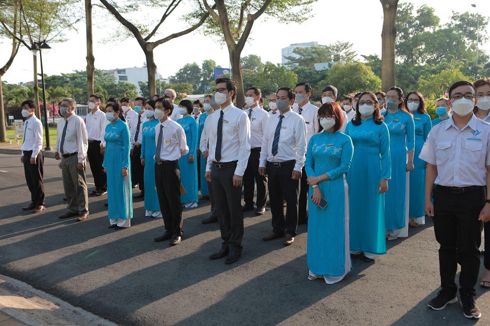 Giảng viên, viên chức TDTU tại lễ tưởng niệm.