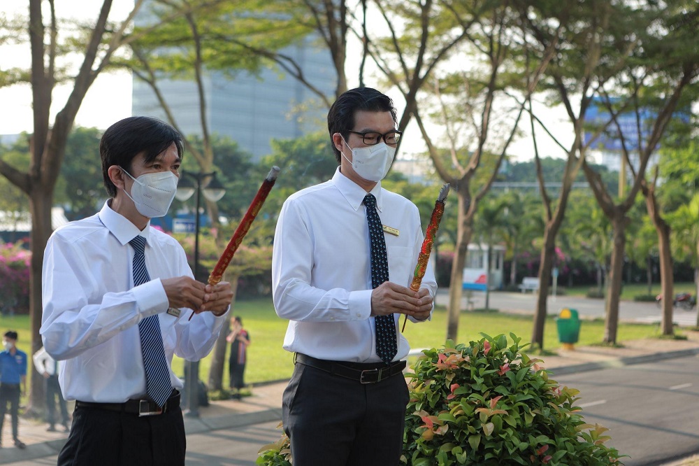 Giảng viên, viên chức TDTU thực hiện nghi thức dâng hương.