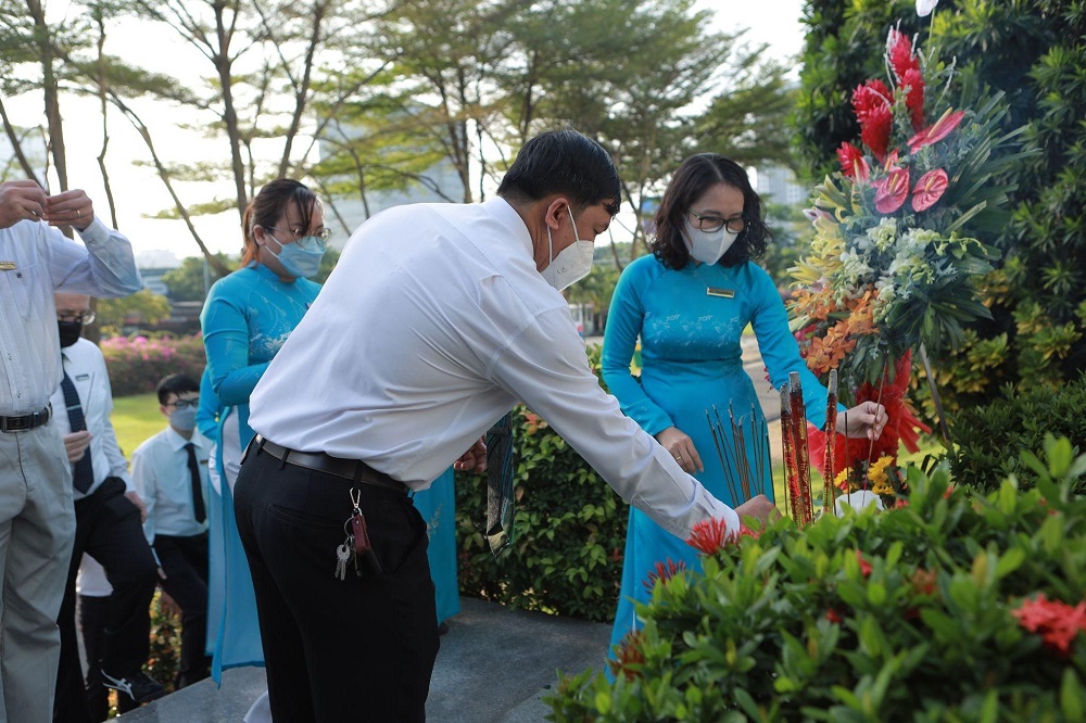 Giảng viên, viên chức TDTU thực hiện nghi thức dâng hương.