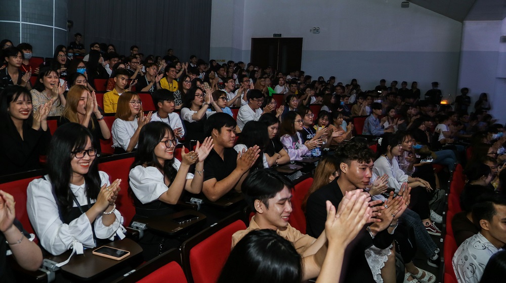 The passionate cheers of the spectators