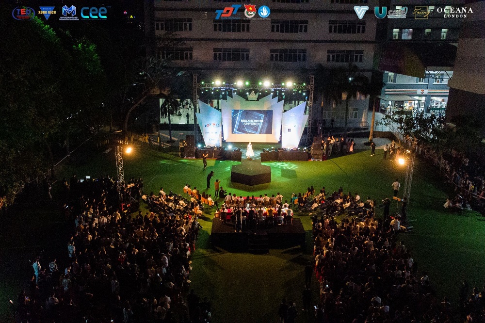 Toàn cảnh vòng bán kết cuộc thi Nét đẹp sinh viên TDTU 2021. Sân khấu được thiết kế theo hình vương miện, nổi bật trong đêm bán kết diễn ra tại Thao trường quốc phòng TDTU.