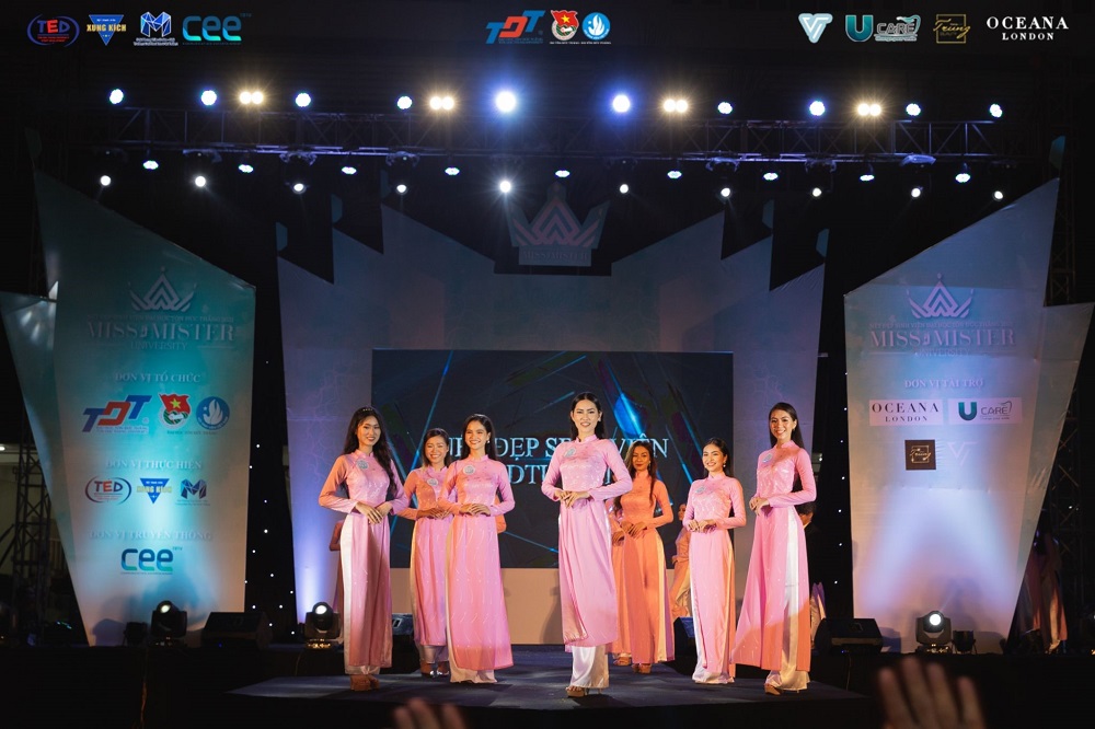 Ở phần thi trang phục truyền thống, thí sinh thể hiện trọn vẹn sự duyên dáng, thuần khiết trong những tà áo dài hồng và những bộ quần tây phối sơ mi trắng. Đó chính là sự lan tỏa niềm tự hào của sinh viên TDTU.