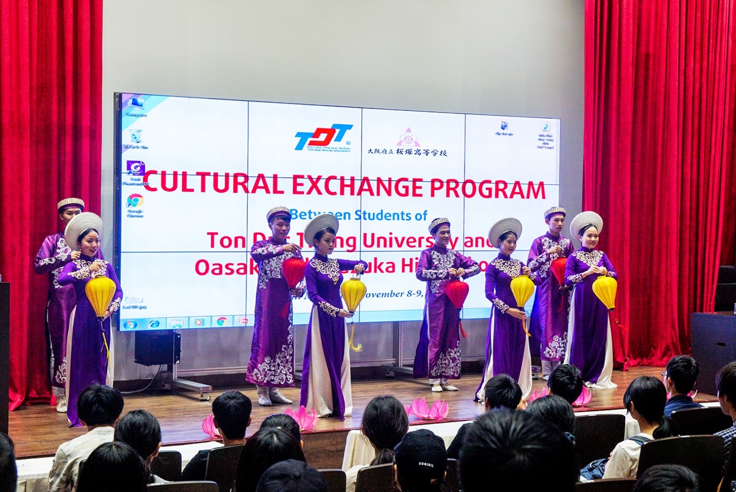 Tiết mục văn nghệ chào mừng của các anh chị sinh viên TDTU