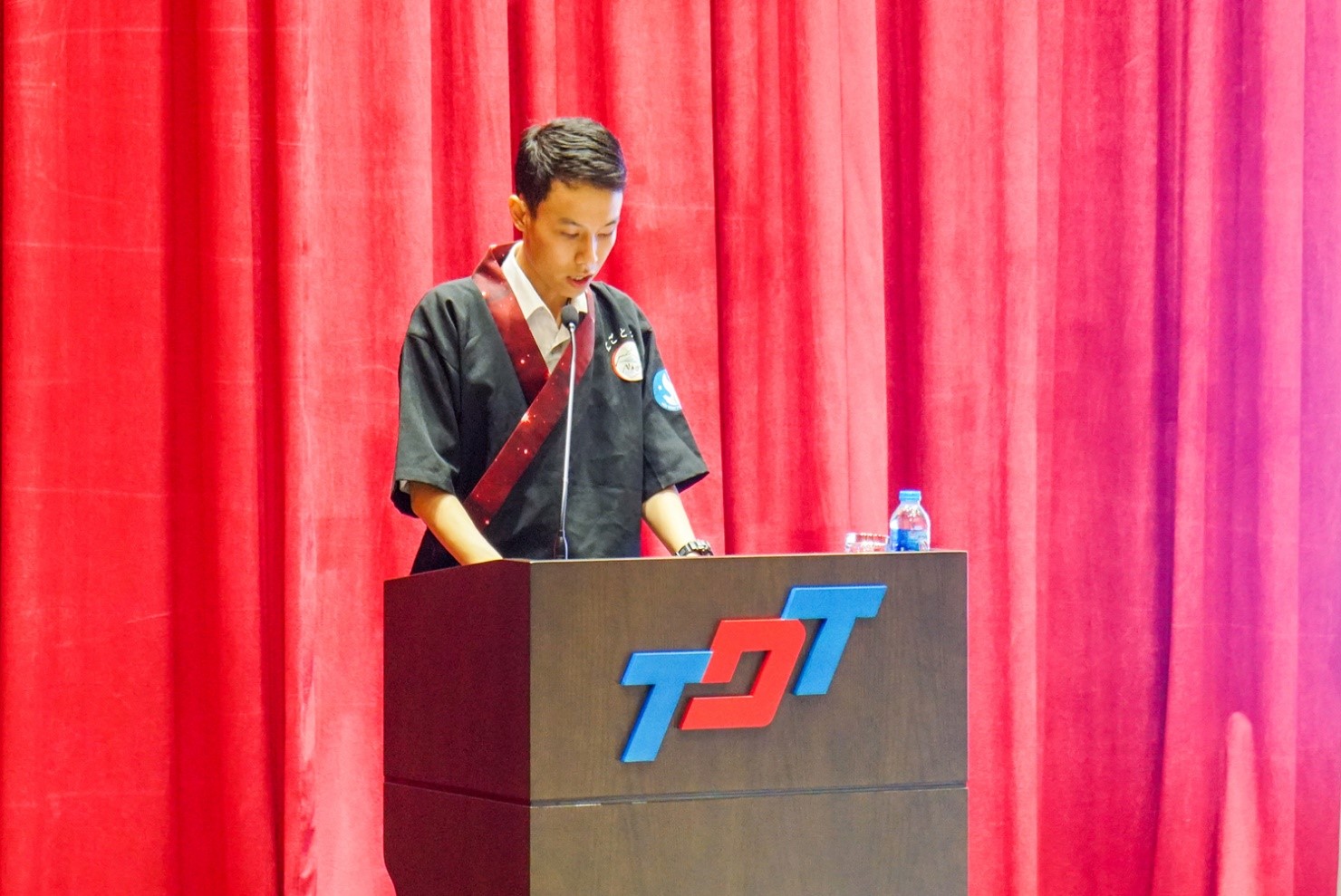 Sinh viên Duy Anh, Khoa kỹ thuật công trình phát biểu chào mừng các bạn học sinh Trường Osaka Sakurazuka