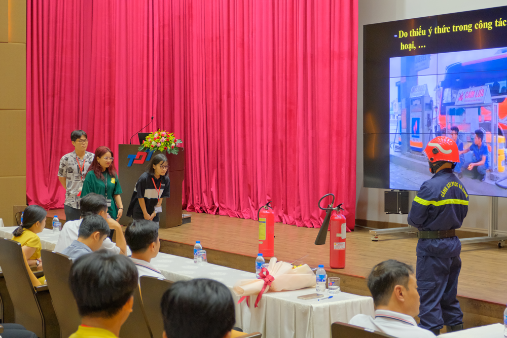 Sinh viên tham gia thực hành kỹ năng ứng phó với các tình huống cháy nổ.
