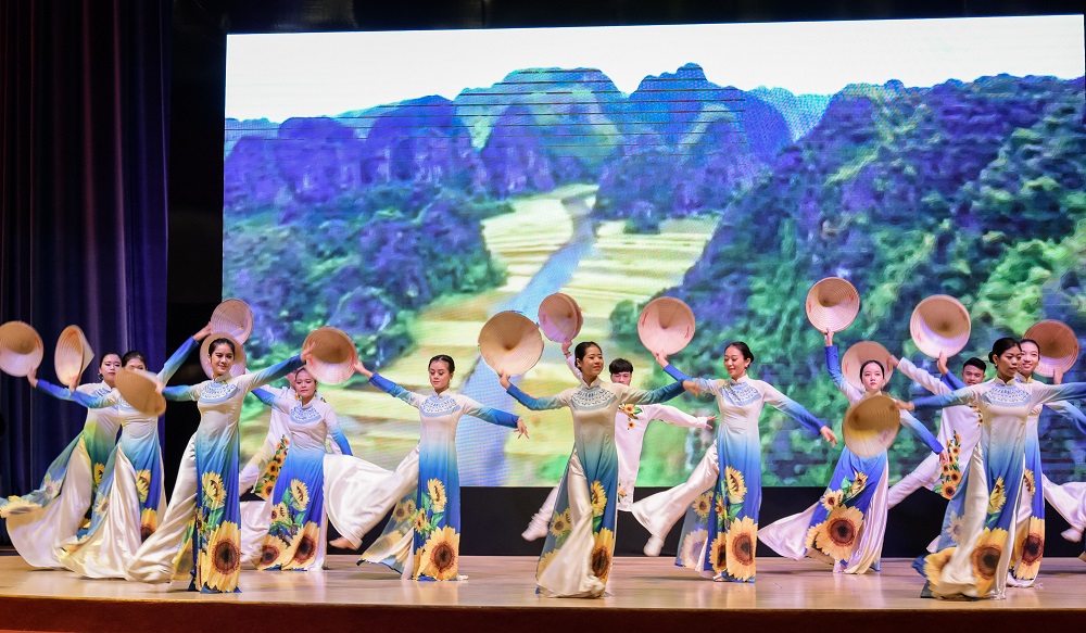 The welcoming performance of TDTU students