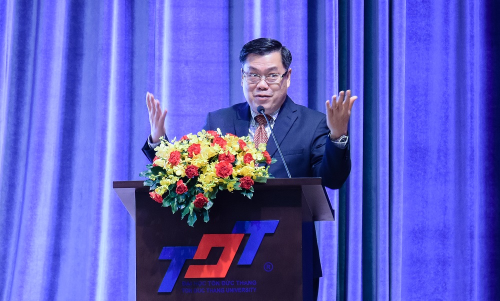 Prof. Nguyen Van Tuan, Chairman of the Appraisal Council introducing the Award