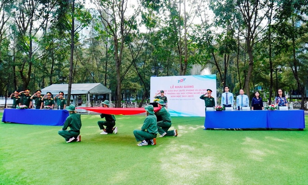 Nghi thức chào cờ, hát Quốc ca.
