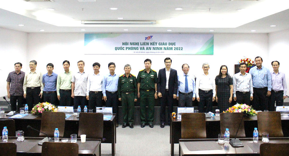 Đại diện các trường tham gia Hội nghị chụp ảnh lưu niệm.