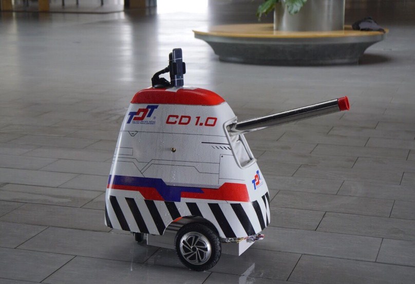 Robot khử khuẩn CD 1.0 (Covid Defender 1.0) được điều khiển từ xa với khoảng cách tối đa là 2.000m.