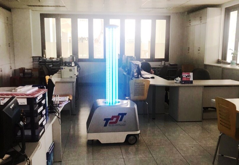 Theo đó, Robot khử khuẩn CD 1.0 (Covid Defender 1.0) được trang bị bằng vi điều khiển STM34F4 với cấu hình mạnh, tính năng vượt trội. Robot này được điều khiển từ xa, với khoảng cách tối đa là 2.000m, để phun thuốc xịt khử khuẩn cho khu vực có người cách ly có khả năng nhiễm, phòng điều trị virus Corona tại bệnh viện.   Trong quá trình di chuyển, robot có khả năng phun thuốc ra hai bên, phía trước, phía trên và cả dưới mặt sàn. Độ xa phun ra từ mỗi bên hông của thân robot là khoảng 1m, phía trước, phía trên là khoảng 2m, nên robot có thể di chuyển một lượt là có thể khử khuẩn hoàn toàn khu vực sảnh, hành lang, phòng bệnh của các khu vực cách ly, bệnh viện.  Ngoài ra, với khả năng tải khoảng 170kg, thời gian làm việc liên tục khoảng 6h, tốc độ di chuyển tối đa 15km/h, robot có thể phát triển thành nhiều loại robot có tính năng khác nhau, như robot vận chuyển thuốc men, vật tư y tế, cơm cho bệnh nhân, cứu hộ, cứu nạn, quan trắc môi trường, cứu hỏa.  Còn Robot khử khuẩn DR 1.0 (Disinfection Robot 1.0) tích hợp công nghệ diệt khuẩn chiếu tia UV đã phổ biến tại châu Âu, công nghệ xe robot tự hành được nghiên cứu và phát triển tại Trường Đại học Tôn Đức Thắng có khả năng tự động di chuyển theo quỹ đạo, ghi nhớ không gian làm việc, lặp lại hành trình.  Về công nghệ khử khuẩn, robot này sử dụng công nghệ chiếu tia UV, là một công nghệ khử khuẩn chiếu tia cực tím phá hủy cấu trúc DNA của vi khuẩn, virus. Robot có độ bao phủ 360 độ, công suất khử khuẩn khoảng 15 phút/phòng. Ngoài ra, robot sử dụng bóng phát tia cực tím cho công nghệ UV nên có hiệu quả kinh tế cao, dễ bảo trì và bảo dưỡng, không đòi hỏi công tác pha chế, bảo quản, sang chiết chất diệt khuẩn, đảm bảo an toàn tối đa cho người vận hành.