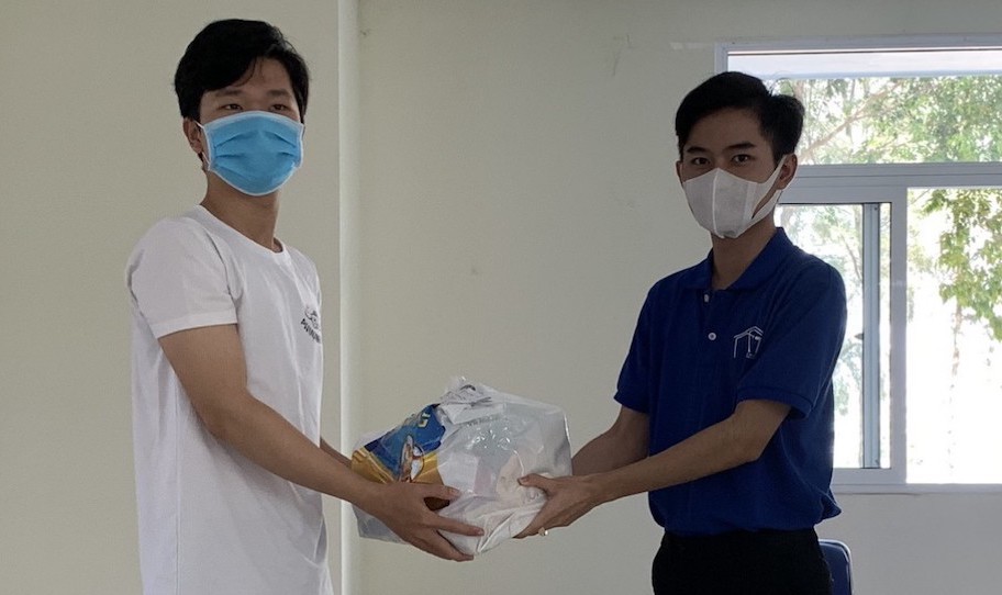 Trao nhu yếu phẩm cho sinh viên TDTU nội trú tại trường.