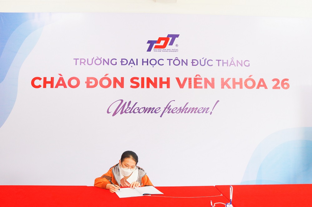 Mỹ Hoa được các bạn tình nguyện viên sửa lại trang phục để chụp hình làm thẻ sinh viên.