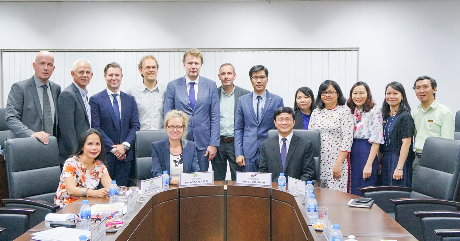 Representatives of the two sides exchanging details on the new cooperation programs ...