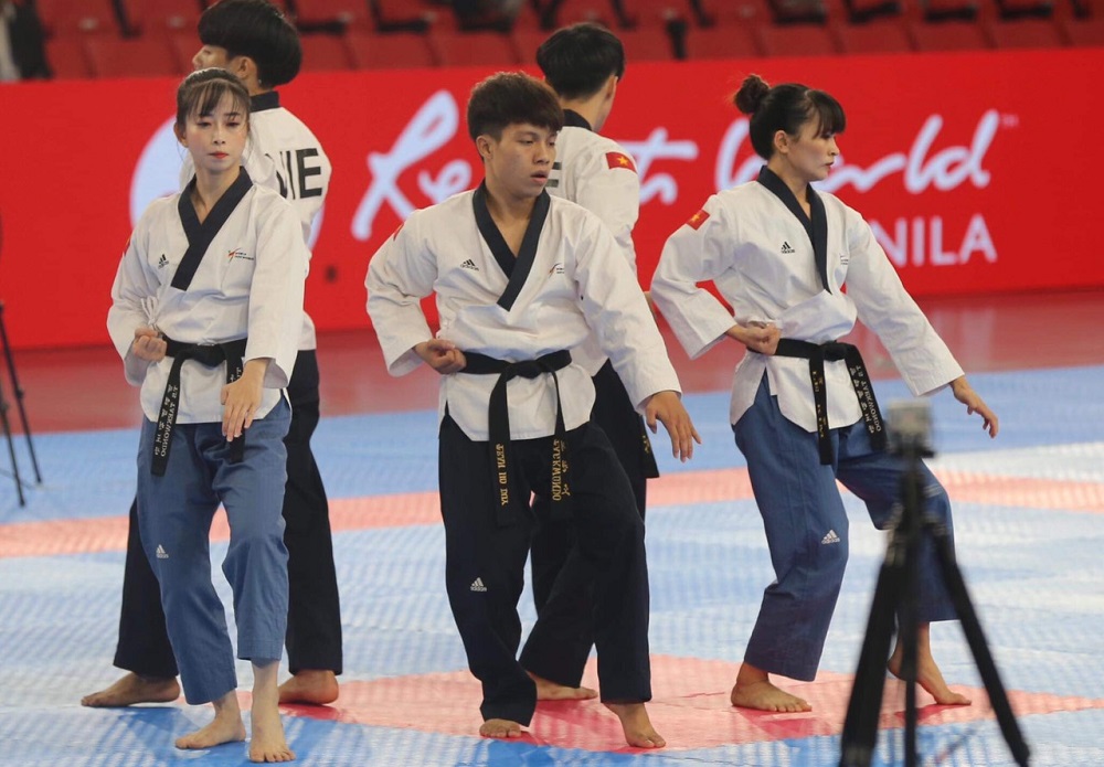 Châu Tuyết Vân, Nguyễn Thị Lệ Kim, Hứa Văn Huy, Trần Hồ Duy, Nguyễn Ngọc Minh Hy thi đấu nội dung đồng đội quyền sáng tạo