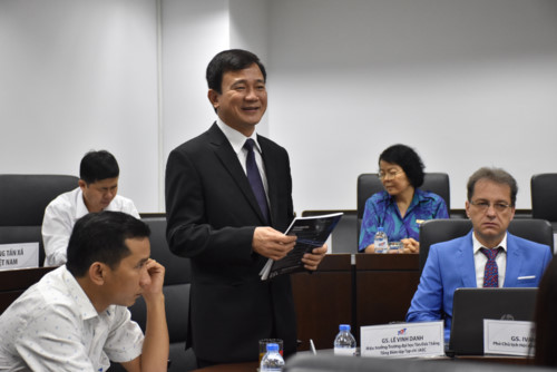 GS Lê Vinh Danh phát biểu tại một sự kiện khoa học của TDTU. Ảnh: T.G