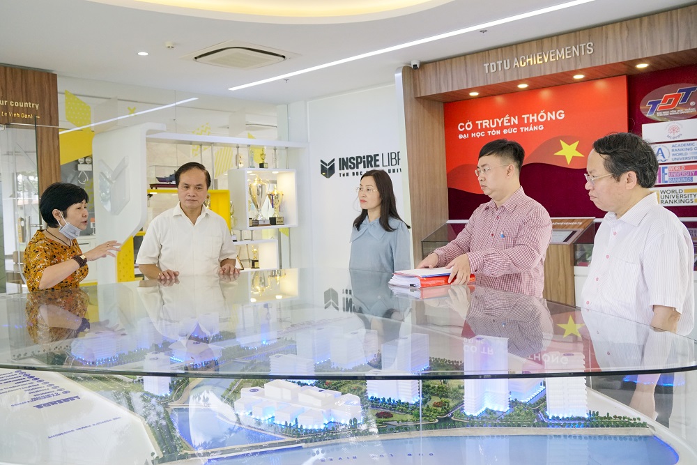 The Delegation visiting TDTU library