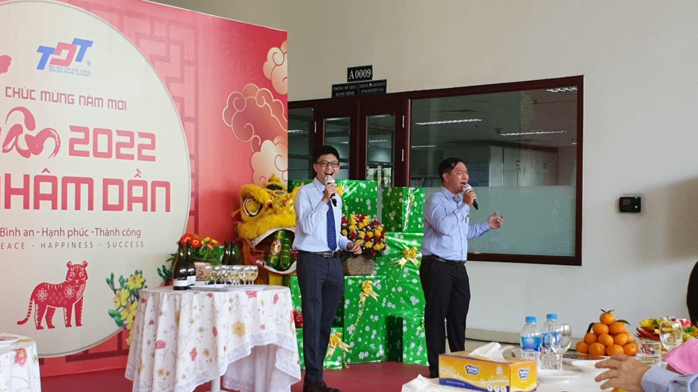 Thầy cô và học sinh cùng đóng góp các tiết mục văn nghệ trong buổi gặp mặt.