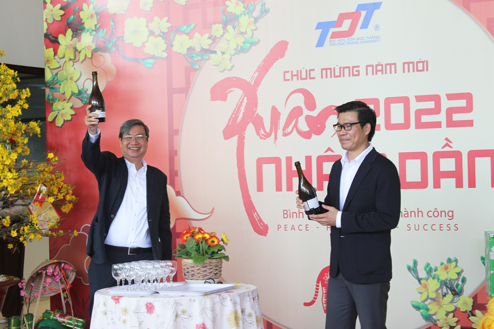 PGS. TS. Vương Đức Hoàng Quân - Bí thư Đảng ủy, Chủ tịch Hội đồng trường và TS. Trần Trọng Đạo - Quyền Hiệu trưởng cùng thực hiện khai rượu đầu xuân.