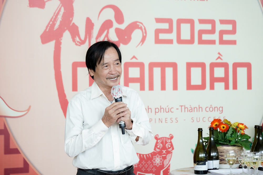 TS. Chu Đức Khánh - Trưởng khoa Toán - Thống kê đại diện khối giảng viên chúc tết lãnh đạo và toàn thể giảng viên - viên chức Nhà trường.