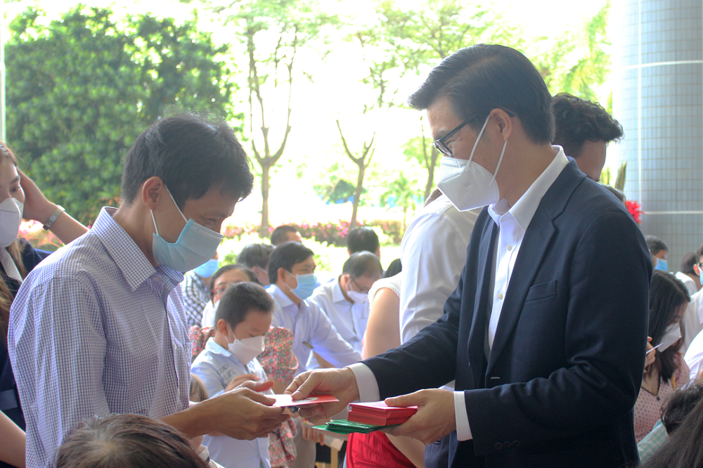 Lãnh đạo Nhà trường phát quà lì xì đầu năm.