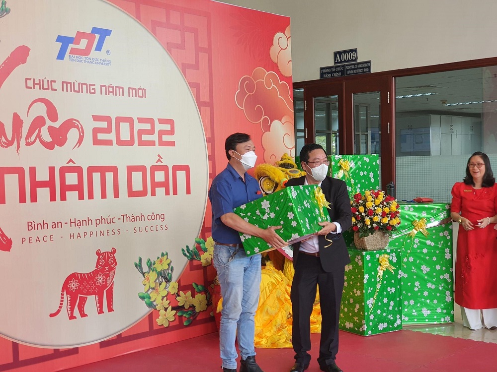 Trao quà cho các thầy cô trúng giải may mắn đầu năm.