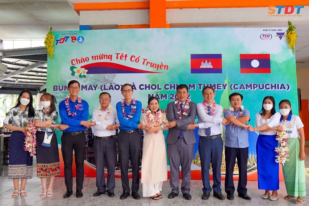 Thể hiện tinh thần đoàn kết giữa sinh viên Lào, Campuchia và Việt Nam.