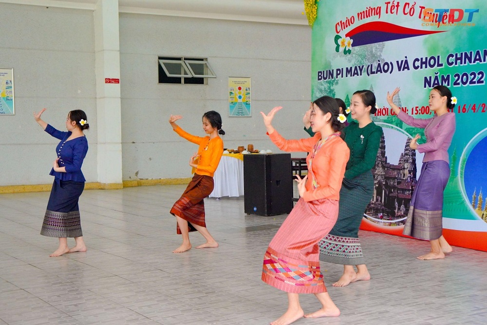 Các tiết mục văn nghệ đậm nét truyền thống Lào và Campuchia.