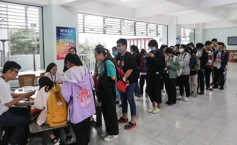 Sinh viên quyên góp cho chương trình "TDTU vì miền Trung thân yêu"