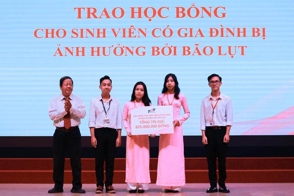 Nhà trường trao 165 suất học bổng cho sinh viên có gia đình bị ảnh hưởng nặng bởi bão lụt tại Lễ khai giảng năm học 2020-2021