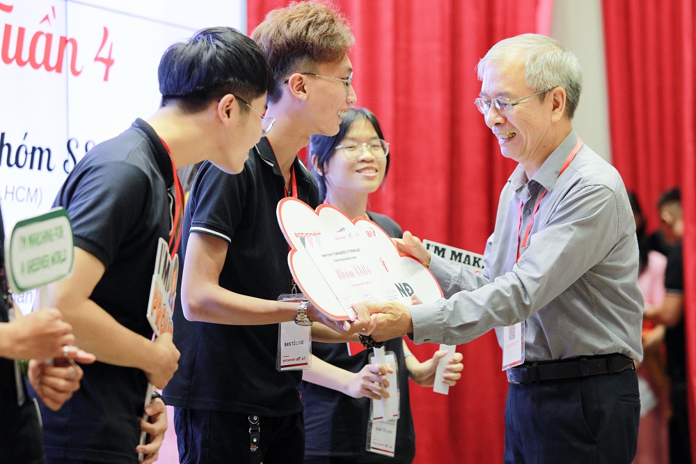 Ban tổ chức trao chứng nhận cho các thành viên xuất sắc của chương trình "Cùng bước vì tương lai".